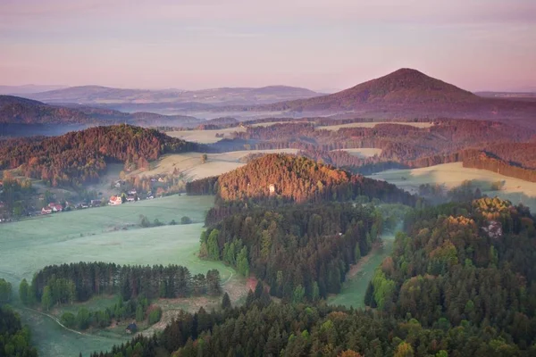 Schilderachtig Uitzicht Rocky Mountains Bomen Bij Zonsondergang — Stockfoto