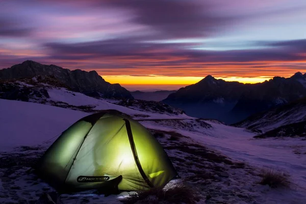 karda dağların yakınında yeşil çadır manzara 