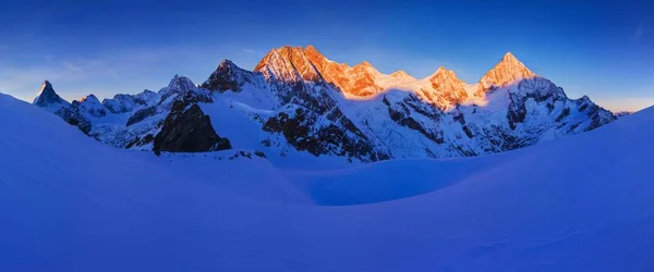 Vista Panoramica Sulle Montagne Innevate Sotto Cielo Azzurro — Foto Stock