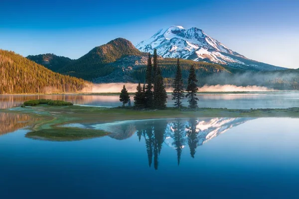 Vista Panorámica Del Paisaje Con Cielo Reflejándose Lago Con Árboles —  Fotos de Stock