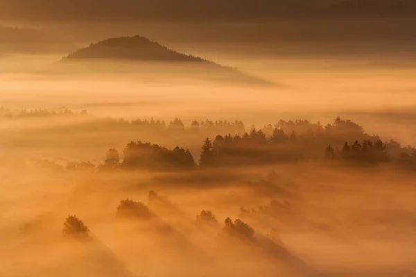 霧の朝の山々の航空写真 — ストック写真