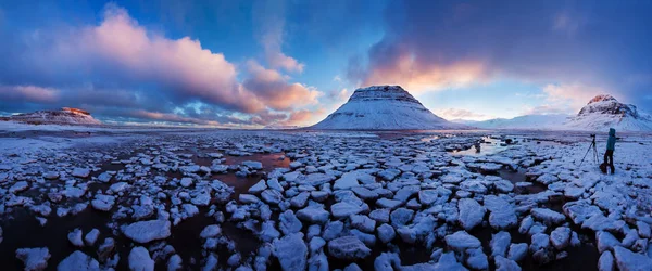 Schilderachtig Uitzicht Mens Tegen Rocky Mountains Winter — Stockfoto