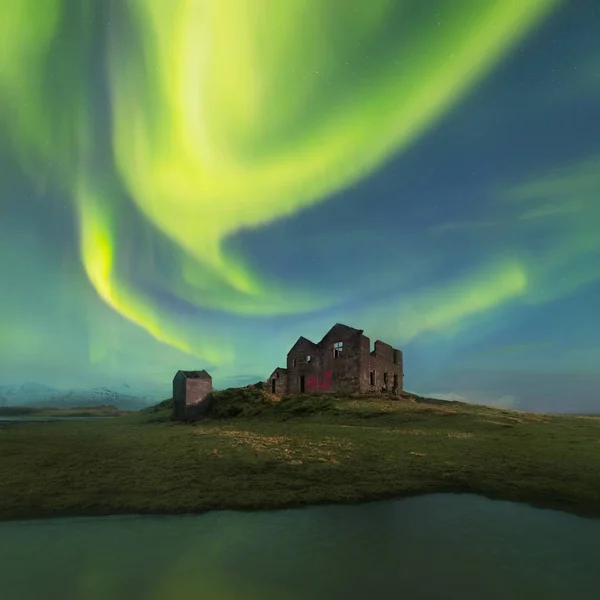 Vista Panorámica Las Verdes Luces Del Norte Sobre Las Ruinas — Foto de Stock