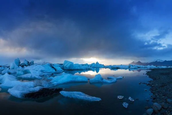 Εκπληκτική Παραλία Jokulsarlon Βράχους Πάγου Στη Λάβα Μπλακ Μπιτς Λιμνοθάλασσα — Φωτογραφία Αρχείου