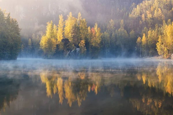 Malowniczy Widok Krajobraz Nieba Odbijający Się Jeziorze Drzewami Tle — Zdjęcie stockowe