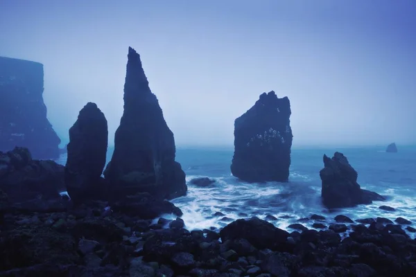 雲と空の下の岩山と海の風光明媚な眺め — ストック写真