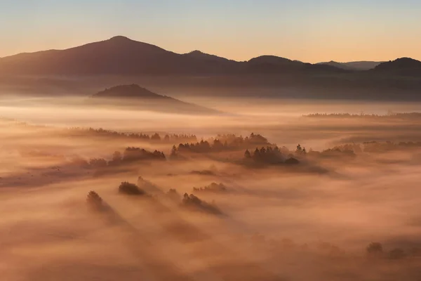 霧の朝の山々の航空写真 — ストック写真