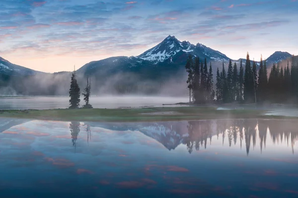 背景に木々と湖に反射する空と風景の風景の風景 — ストック写真