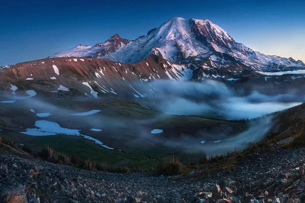 Mavi Gökyüzüne Karşı Dağların Manzarası — Stok fotoğraf