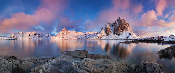 Живописный Вид Озеро Горы Снегу Заднем Плане — стоковое фото