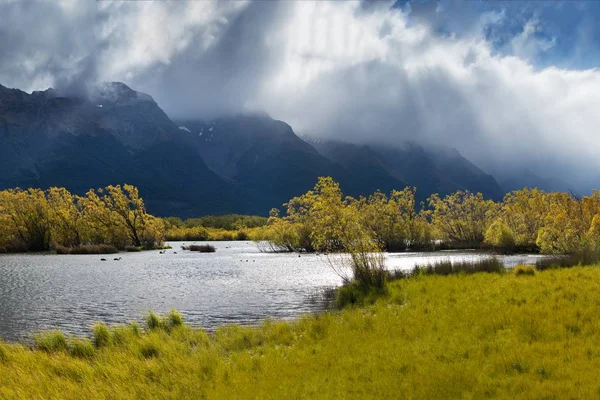 Vista Panorâmica Das Montanhas Refletindo Água — Fotografia de Stock