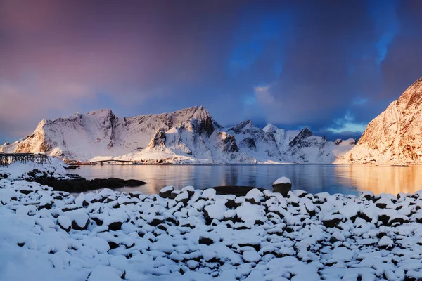 Vacker Utsikt Över Snöiga Berg Vintern — Stockfoto