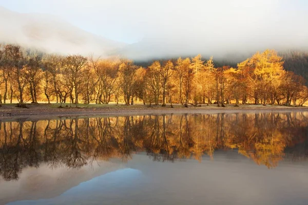 Schilderachtig Uitzicht Bergen Reflecterend Water — Stockfoto