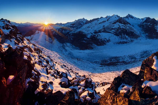 Malerischer Blick Auf Berge Schnee Unter Blauem Himmel — Stockfoto