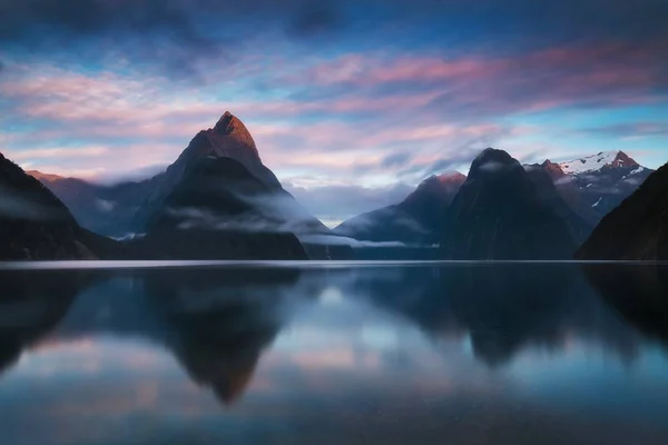 Schilderachtig Uitzicht Bergen Reflecterend Water — Stockfoto