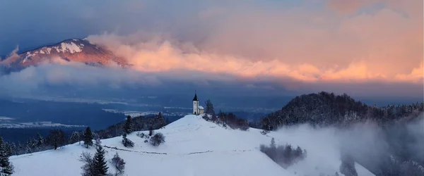 Vista Panorámica Las Montañas Nieve Iglesia — Foto de Stock