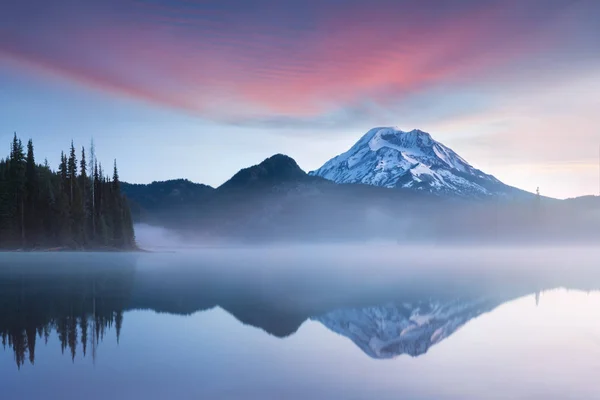 arka planda ağaçlar ile gölde yansıtan gökyüzü ile manzara manzara manzara manzara