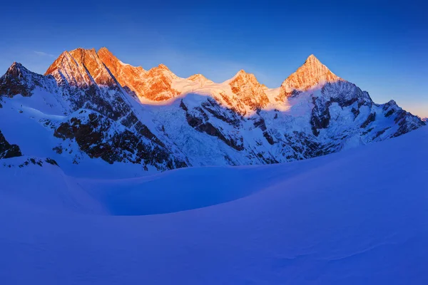 Живописный Вид Горы Снегу Голубым Небом — стоковое фото