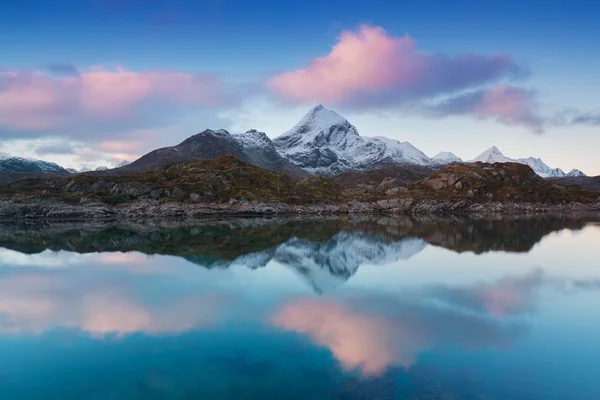 Vista Panorâmica Das Montanhas Neve Refletindo Água — Fotografia de Stock