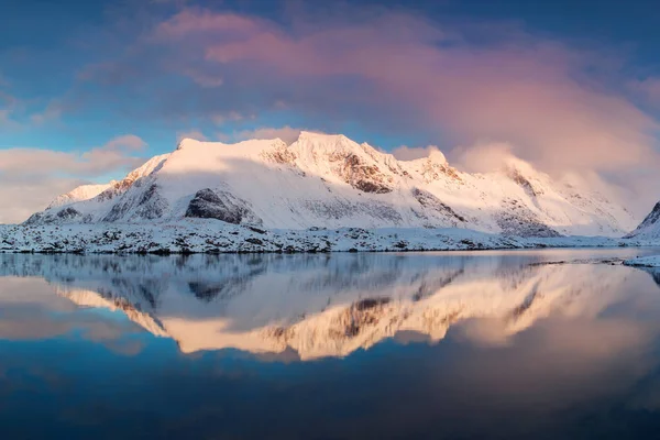 Vista Panoramica Sul Lago Sulle Montagne Innevate — Foto Stock