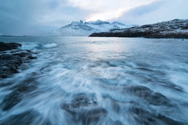 Vacker Utsikt Över Snöiga Berg Vintern — Stockfoto