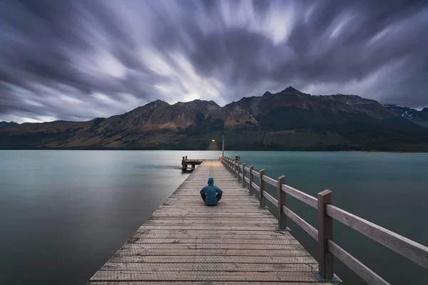 Yeni Zelanda Güney Adası'nda Te Anau romantik iskelede adam, gün doğumunda iskele