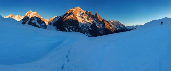 Vista Panoramica Delle Montagne Rocciose Sulla Neve Inverno — Foto Stock