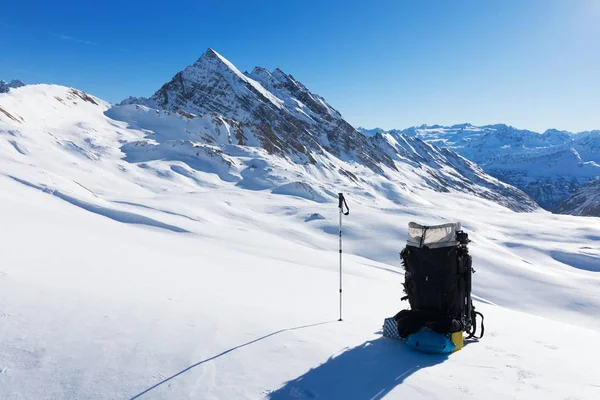 Vyhlídkový Pohled Lyžařské Vybavení Zimě Zasněžené Hoře — Stock fotografie