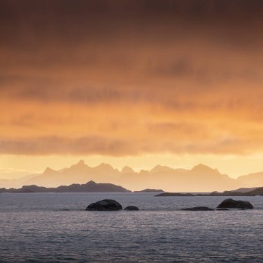 bulutlu gökyüzü altında denizin doğal görünümü