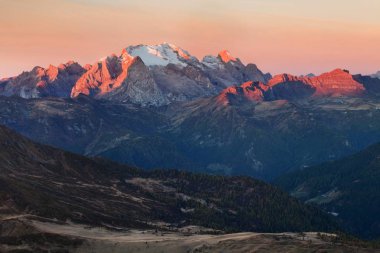 Gün batımında kayalık dağların ve ağaçların manzara görünümü 