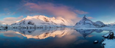 karda göl ve dağların doğal görünümü