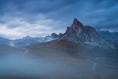 ünlü Ra Gusela ile Giau pass manzara, su yansıtan Nuvolau zirveleri, Dolomites, İtalya