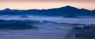 sisli sabah dağların havadan görünümü