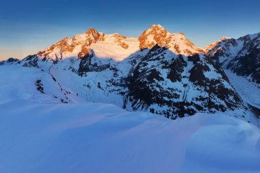karda Dolomite Alpleri'nin doğal görünümü, İtalya, Avrupa