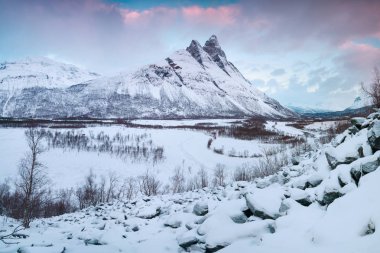 Kuzey Norveç'te arka planda Otertinden dağ ile güzel manzara