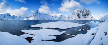karda göl ve dağların doğal görünümü