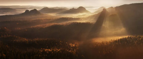 霧の朝の山々の航空写真 — ストック写真