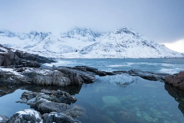 Naturskön Utsikt Över Norska Alperna Och Havet Vintern — Stockfoto