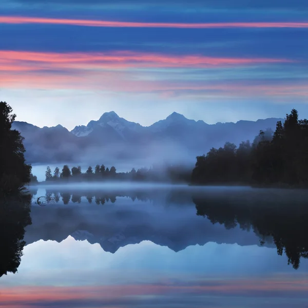 Vista Panorâmica Paisagem Com Céu Refletindo Lago Com Árvores Fundo — Fotografia de Stock