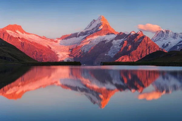 Vista Panorámica Del Lago Las Montañas Nieve Fondo — Foto de Stock