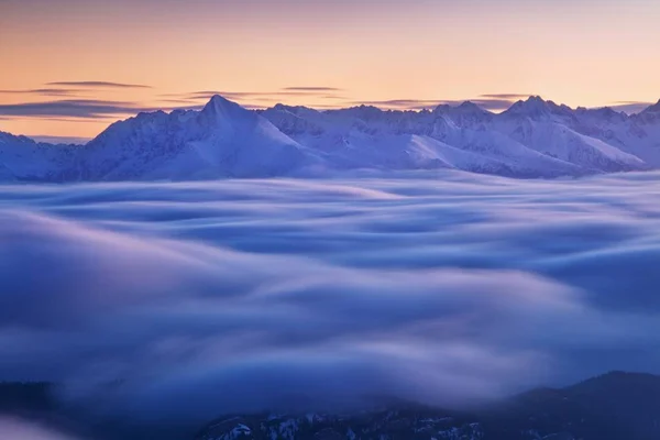 Vista Panorámica Las Montañas Nevadas Las Nubes —  Fotos de Stock
