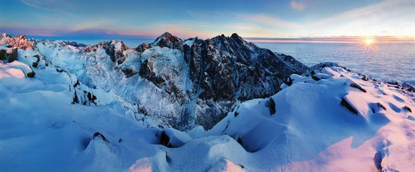 Vacker Utsikt Över Snöiga Berg Vintern — Stockfoto