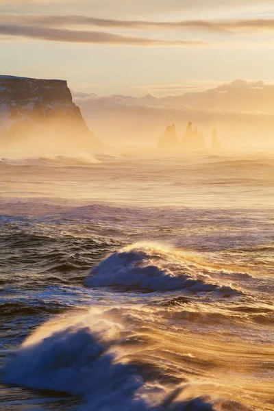 Naturskön Utsikt Över Klippiga Bergen Och Havet Mulen Himmel — Stockfoto