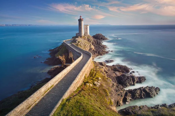 Okyanus üzerinde ışık Demeti ile Kermorvan deniz feneri, Le Conquet, Brittany, Fransa, Avrupa 