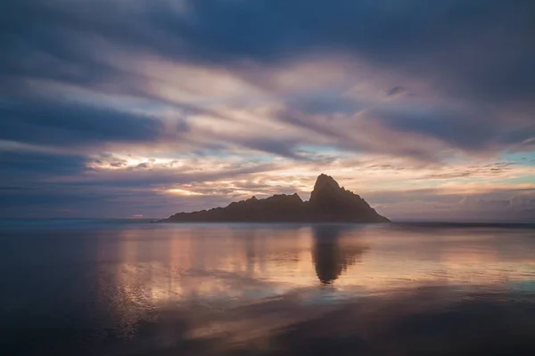 Γραφική Θέα Στα Βουνά Στη Θάλασσα Κατά Ηλιοβασίλεμα — Φωτογραφία Αρχείου