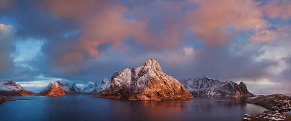 Naturskön Utsikt Över Sjön Och Bergen Snö Bakgrunden — Stockfoto