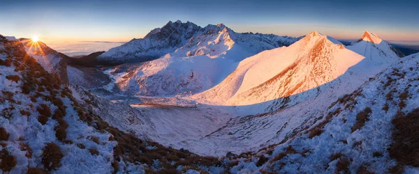 雪のドロマイトアルプスの景色 イタリア ヨーロッパ — ストック写真