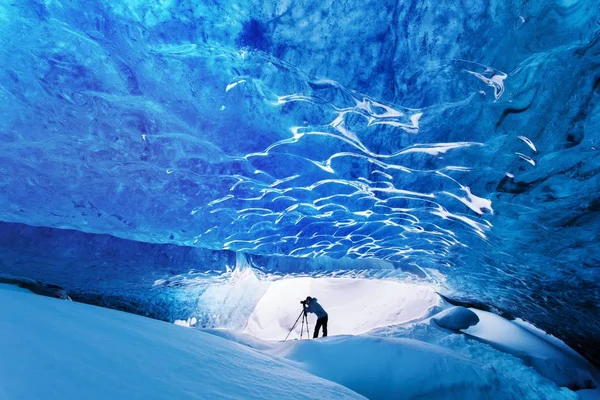 Buz Mağarasındaki Insan Silueti Vatnajokull Ulusal Parkı Skaftafell Zlanda — Stok fotoğraf