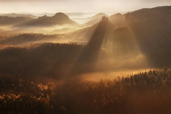 霧の朝の山々の航空写真 — ストック写真