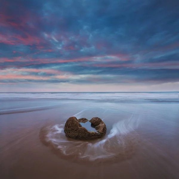 Γραφική Θέα Της Πέτρας Κοντά Στη Θάλασσα Κατά Ηλιοβασίλεμα — Φωτογραφία Αρχείου